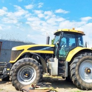 foto 215HP traktor+vorne Challenger MT635